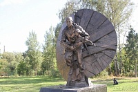 Памятник Дмитрию Разумовскому установлен на одноименной улице в Зеленограде